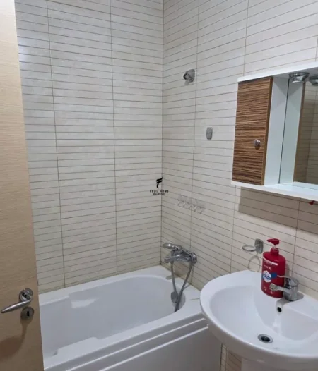 Tirane, jepet me qera zyre Kati 1, 105 m² 650 € (21 DHJETORI)