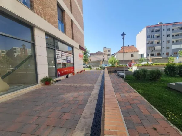 Tirane, shitet ambjent biznesi Kati 0, 27 m² 125.000 € (Kompleksi Fiori Di Bosco (Don Bosko))
