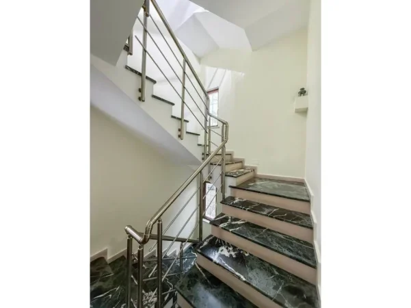 Tirane, jepet me qera Vile Kati 1, 576 m² 700 € (shkolla e kuqe)