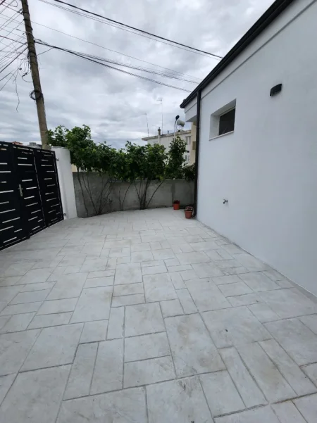 Durres, jepet me qera shtepi 1+1 Kati 1, 70 m² 500 € (Plepa)