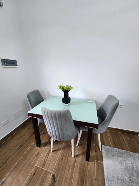 Durres, jepet me qera shtepi 1+1 Kati 1, 70 m² 500 € (Plepa)