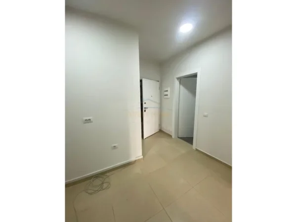 Tirane, jepet me qera apartament 2+1 Kati 2, 94 m² 1.100 € (Rruga e Kosovareve)
