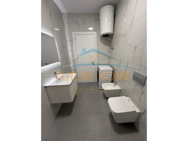 Tirane, jepet me qera apartament 1+1 Kati 9, 64 m² 450 € (GOLDEN PARK)