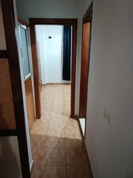 Jepet me qera apartament 1+1 tek Shkolla Mrekullia, Kodra e Priftit
