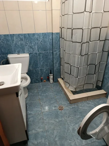 Jepet me qera apartament 1+1 tek Shkolla Mrekullia, Kodra e Priftit