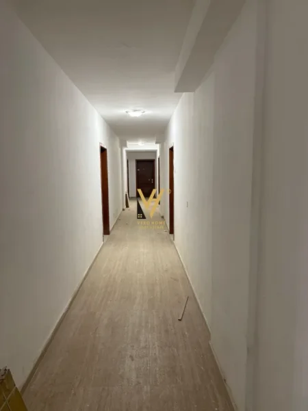 Tirane, jepet me qera zyre Kati 5, 75 m² 600 € (LAPRAKE)