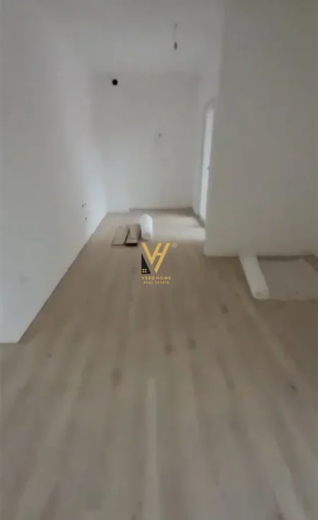 Tirane, jepet me qera zyre Kati 5, 75 m² 600 € (LAPRAKE)