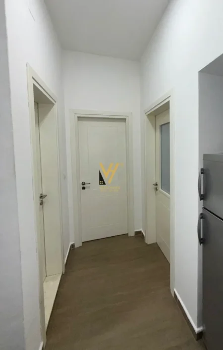 Tirane, jepet me qera apartament 1+1+Ballkon Kati 3, 40 m² 600 € (PALLATET AGIMI)