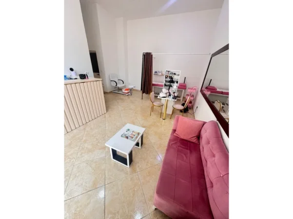 Tirane, jepet me qera ambjent biznesi Kati 0, 32 m² 350 € (unaza e re)