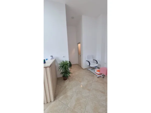 Tirane, jepet me qera ambjent biznesi Kati 0, 32 m² 350 € (unaza e re)