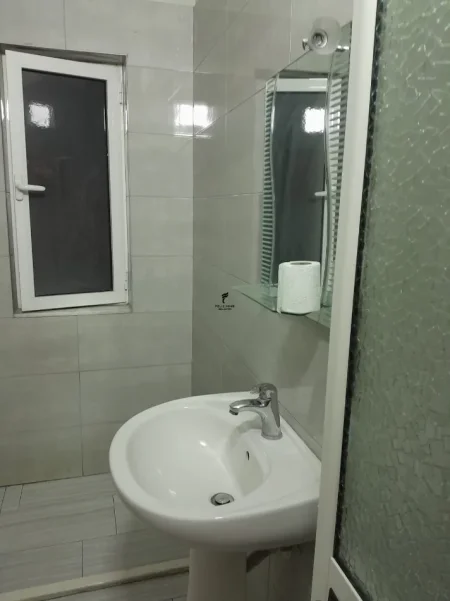 Tirane, jepet me qera apartament 1+1 Kati 5, 70 m² 400 € (RRUGA BARDHYL)
