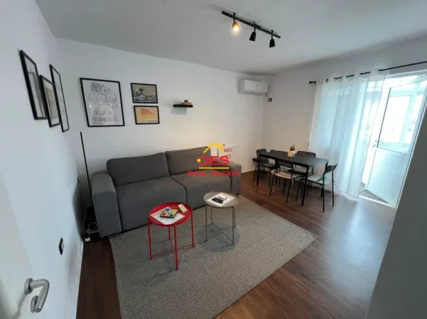Vlore, shitet apartament 2+1+Ballkon Kati 5, 75 m² 80.000 € (Rr 7 Nëntori)