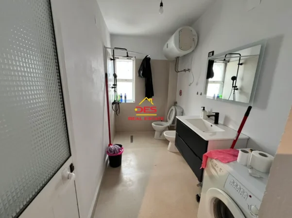 Vlore, shitet apartament 2+1+Ballkon Kati 5, 75 m² 80.000 € (Rr 7 Nëntori)