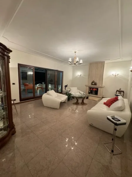 Tirane, jepet me qera apartament 3+1 Kati 5, 202 m² 1.300 € (RRUGA E ELBASANIT)