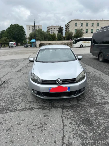 Tirane, shes makine *Shitet Golf 6 1.6 Nafte viti 2011. Nafte, gri metalizato manuale Klima 170.000 km 4.900 €