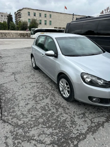 Tirane, shes makine *Shitet Golf 6 1.6 Nafte viti 2011. Nafte, gri metalizato manuale Klima 170.000 km 4.900 €