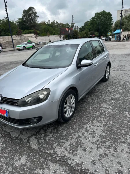 Tirane, shes makine *Shitet Golf 6 1.6 Nafte viti 2011. Nafte, gri metalizato manuale Klima 170.000 km 4.900 €