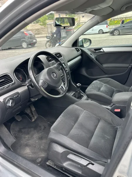Tirane, shes makine *Shitet Golf 6 1.6 Nafte viti 2011. Nafte, gri metalizato manuale Klima 170.000 km 4.900 €