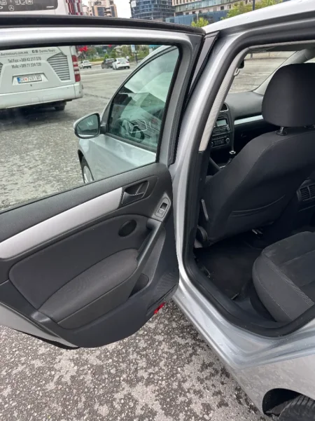 Tirane, shes makine *Shitet Golf 6 1.6 Nafte viti 2011. Nafte, gri metalizato manuale Klima 170.000 km 4.900 €