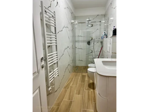 Tirane, jepet me qera apartament 2+1+Ballkon Kati 9, 100 m² 1.000 € 