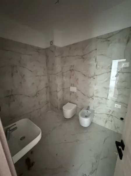 Tirane, jepet me qera apartament 2+1 Kati 4, 120 m² 500 € (Golden Hands 2)