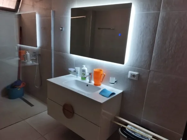 Tirane, jepet me qera apartament 1+1+Ballkon Kati 1, 85 m² 600 € (rruga 5 maji)