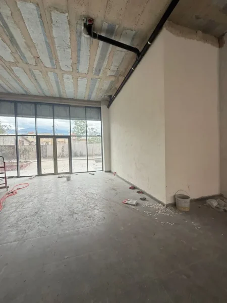 Tirane, jepet me qera ambjent biznesi Kati 0, 200 m² 1.200 € (Rruga 5 Maji)