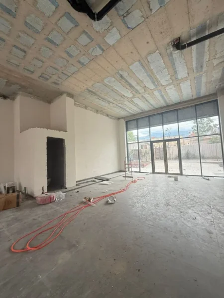 Tirane, jepet me qera ambjent biznesi Kati 0, 200 m² 1.200 € (Rruga 5 Maji)