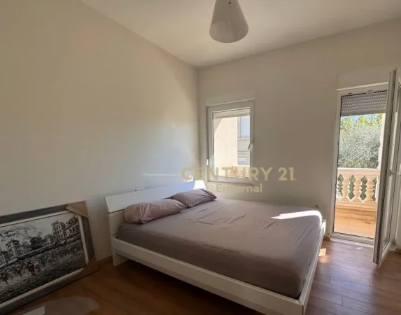 Tirane, jepet me qera Vile 4+1 Kati 3, 286 m² 3.000 € (TEG)