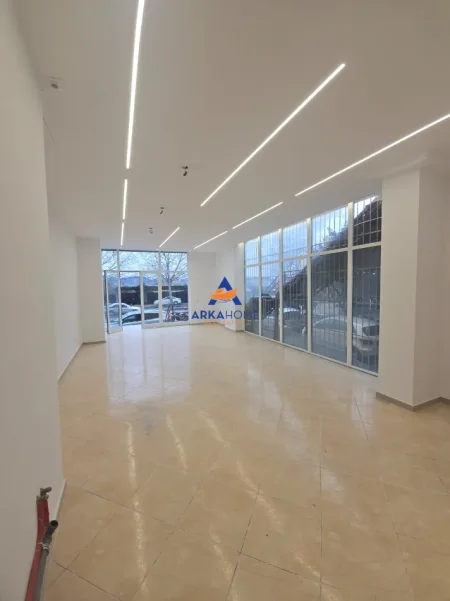 Tirane, jepet me qera ambjent biznesi Kati 0, 70 m² 650 € 