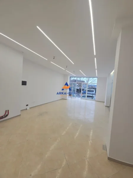 Tirane, jepet me qera ambjent biznesi Kati 0, 70 m² 650 € 
