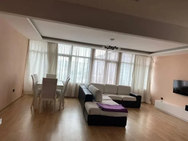Tirane, jepet me qera apartament 2+1 Kati 2, 140 m² 650 € (Blloku Gintash)