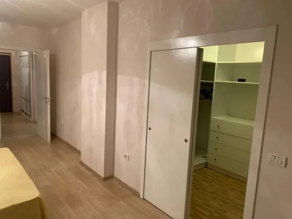 Tirane, jepet me qera apartament 2+1 Kati 2, 140 m² 650 € (Blloku Gintash)