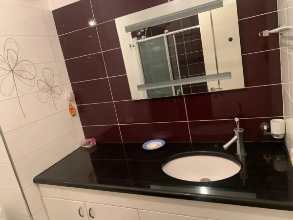 Tirane, jepet me qera apartament 2+1 Kati 2, 140 m² 650 € (Blloku Gintash)