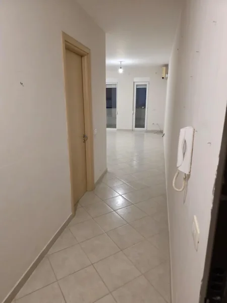 Tirane, jepet me qera zyre Kati 2, 105 m² 670 € (Rruga Frosina Plaku)