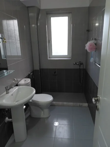 Tirane, jepet me qera apartament 2+1 Kati 3, 71 m² 500 € (ALI DEMI)