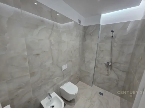 Tirane, jepet me qera apartament 1+1+Ballkon Kati 9, 75 m² 850 € 