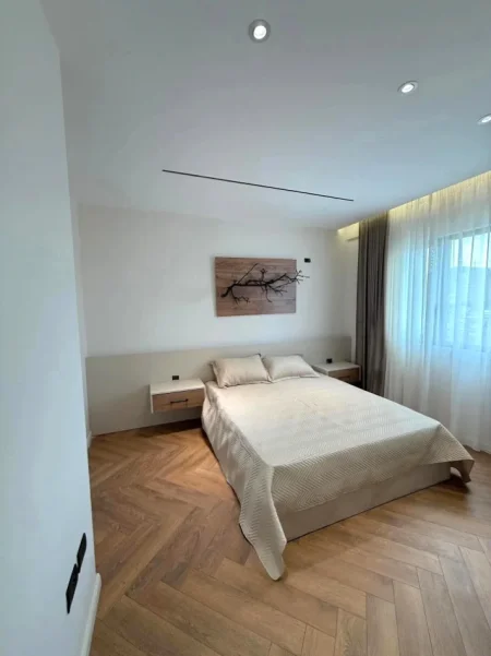 Tirane, shitet apartament 2+1+Ballkon , 101 m² 240.000 € 
