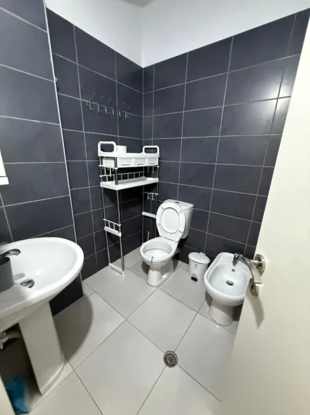 Tirane, jepet me qera apartament 1+1 Kati 5, 70 m² 500 € (Materniteti i Ri ne Brryl)