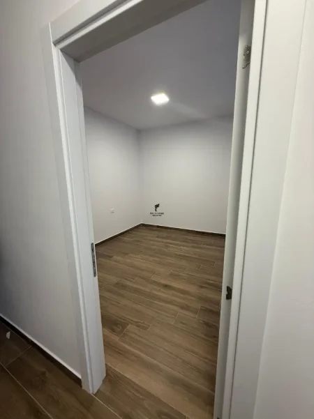 Tirane, jepet me qera zyre Kati 3, 130 m² 650 € (RRUGA E DIBRES)