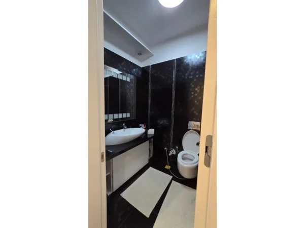 Tirane, jepet me qera apartament 3+1+Ballkon Kati 4, 142 m² 1.600 € (liqeni i thate)