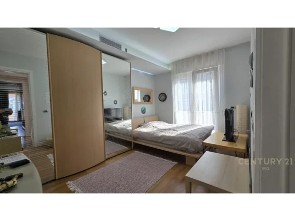 Tirane, jepet me qera apartament 3+1+Ballkon Kati 4, 142 m² 1.600 € (liqeni i thate)