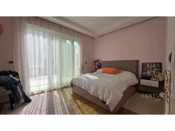 Tirane, jepet me qera apartament 3+1+Ballkon Kati 4, 142 m² 1.600 € (liqeni i thate)