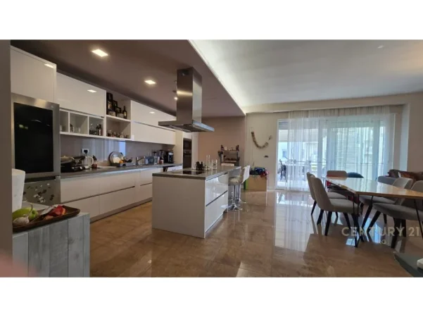 Tirane, jepet me qera apartament 3+1+Ballkon Kati 4, 142 m² 1.600 € (liqeni i thate)