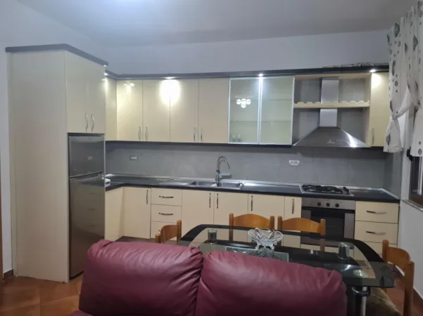 Tirane, jepet me qera shtepi 1+1+parkim Kati 1, 65 m² 400 € (Lokal 2 Palmat Astir)