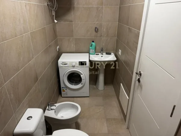 Tirane, jepet me qera apartament 2+1+Ballkon Kati 5, 96 m² 650 € (qsut)