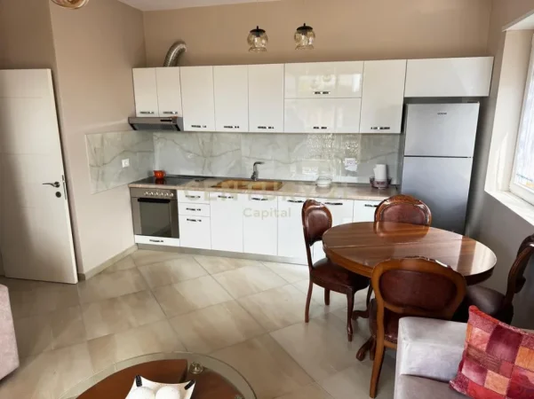 Tirane, jepet me qera apartament 2+1+Ballkon Kati 5, 96 m² 650 € (qsut)