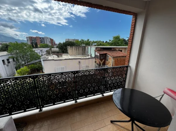 Tirane, jepet me qera apartament 2+1+Ballkon Kati 5, 96 m² 650 € (qsut)