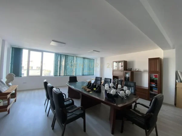 Tirane, shitet magazine Kati 0, 4.200 m² (Rinas)