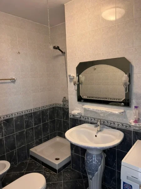 Tirane, jepet me qera apartament 2+1 Kati 10, 103 m² 1.000 € (qemal stafa)